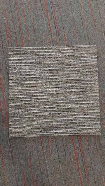 100 Tapijt vloertegels 50 x 50 cm. (GRATIS)