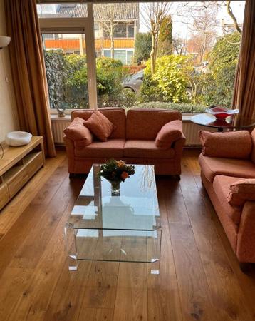 Twee oranje zalmkleurige banken met patroon