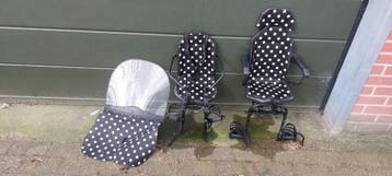 Twee fietsstoeltjes met windscherm