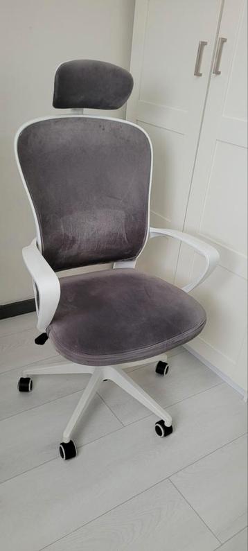 Gratis af te halen: Grijze bureaustoel met witte accenten