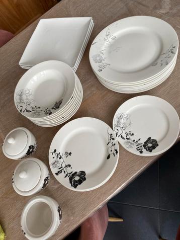 Uitgebreid servies met bloemmotief - wit/zwart