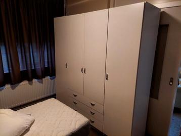 Witte kledingkast 200 cm breed met hang- en legruimte