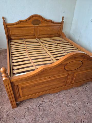Houten tweepersoonsbed met lattenbodems