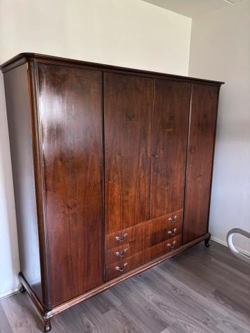 Linnenkast/ kledingkast hout