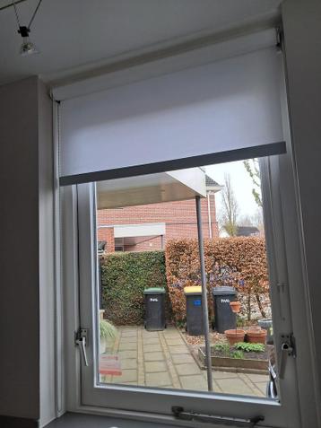 Gratis : 2 x wit rolgordijn, 95 cm en 310 cm