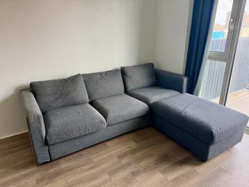 GRATIS: 3zits bank + poef middengrijs