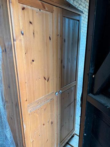 Houten kledingkast met hang- en legruimte. Gratis!
