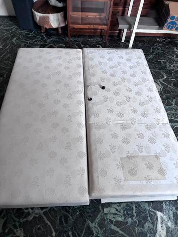 Twee boxspring onderbedden met verstelbaar deel