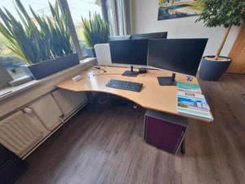 Bureaus (2st) incl. bijbehorende ladekasten