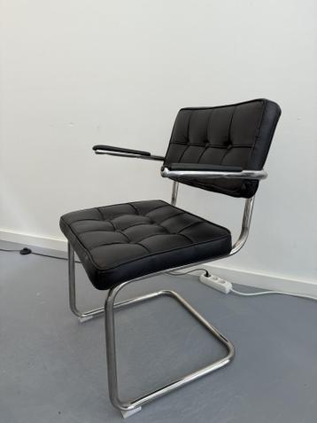 Zwarte stoelen met stalen onderstel