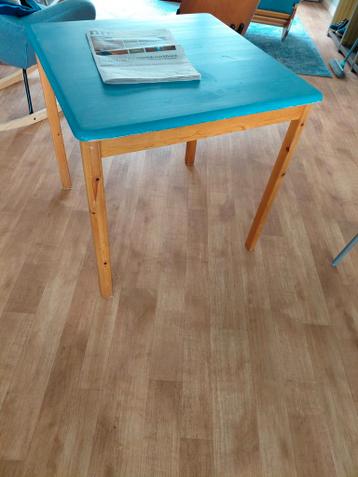 Houten salontafel met blauw blad