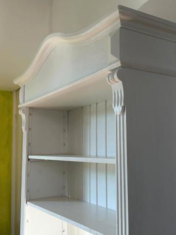 wandkast met plankjes en lade onderin