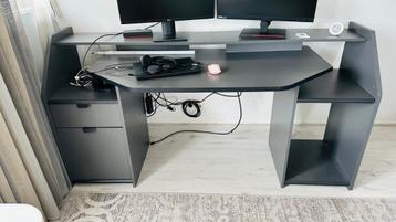 Grijs bureau van 180 cm (130 cm) met plank en opbergruimte.