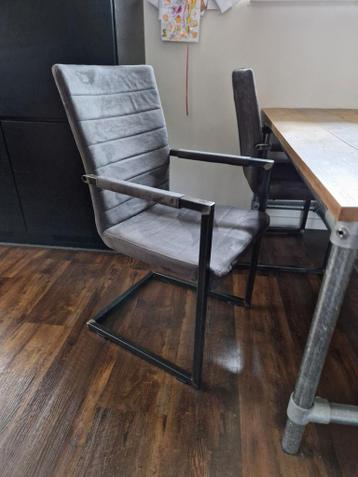 GRATIS ophalen, twee nette eetkamerstoelen