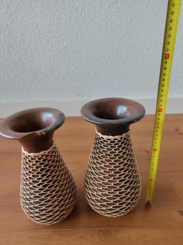 Twee vazen met rieten omhulsel