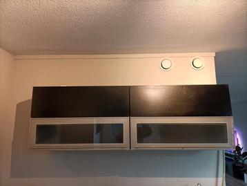 Twee keukenkastjes met glazen deuren