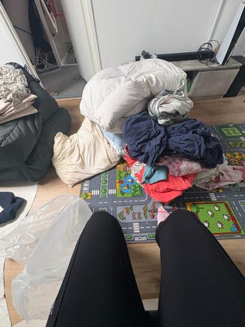 Grote stapel dekens en dekbedovertrekken