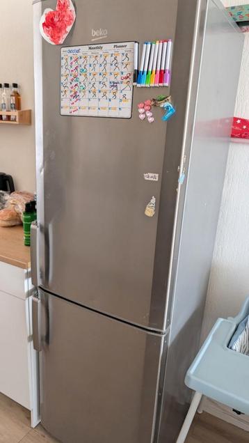 Gratis koelkast, werkt perfect, deurrubber defect