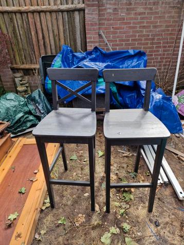 Twee zwarte houten barkrukken