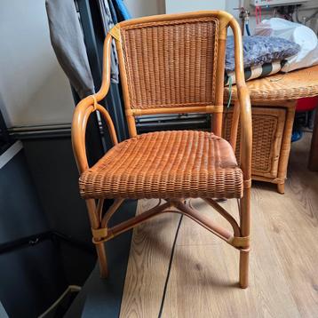 3 rotan stoelen, 2 wit, 1 originele kleur