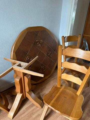 Eiken ronde tafel met kruispoot en 4 eiken eetkamerstoelen