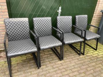 Gratis 4 eetkamerstoelen