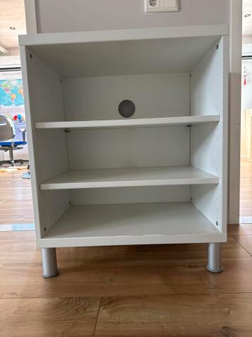 Wit kastje met planken - ideaal voor opslag