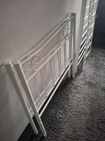 Mooie witte metalen meisjesbed 90/200 bijna niet gebruikt.