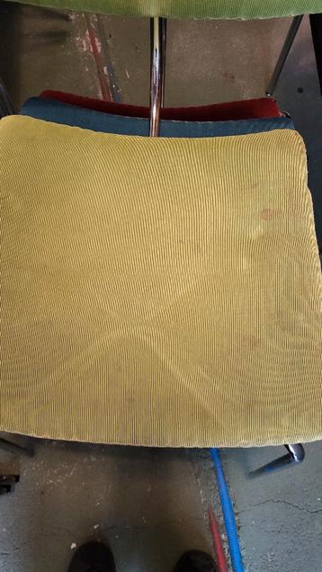 8 kleurrijke Scandinaische eetkamerstoelen