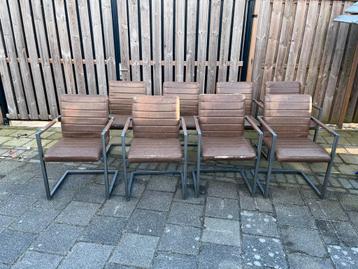 8 Eetkamerstoelen (Gratis)