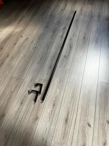 Zwarte gordijnroede met beugels 205 cm