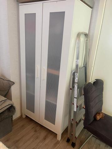 Mooie antiek kast en ikea kast