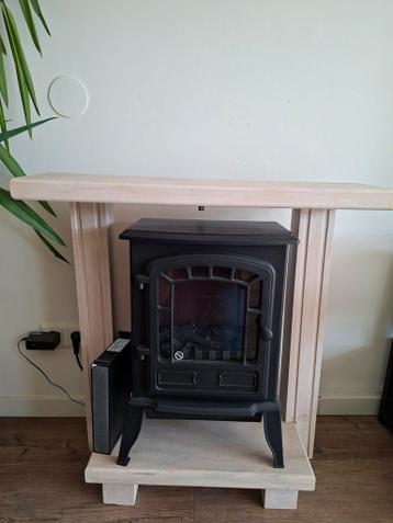 Zwarte elektrische haard met houten schouw
