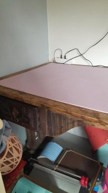 Prachtige houten tafel met vernieuwd bovenblad