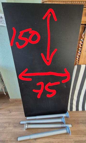 Zwart bureau met in hoogte verstelbare poten.