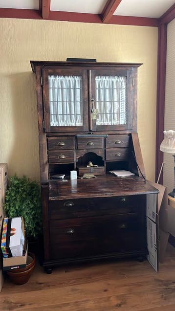 Prachtige kast gebietst grenen