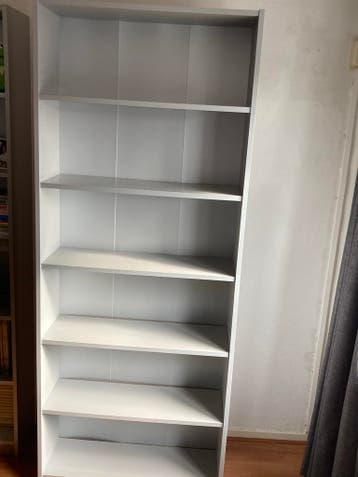 grijze  boekenkast met verstelbare planken