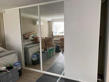 Witte kledingkast met schuifdeuren en spiegel