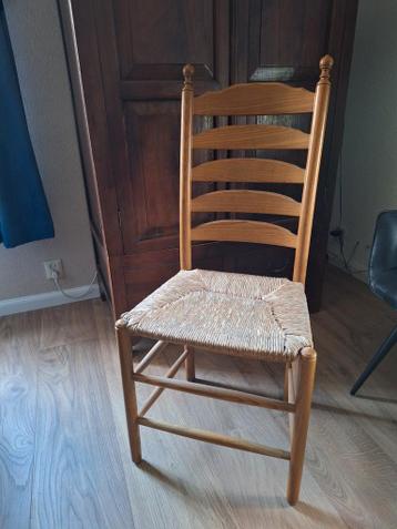 4 gebruikte eetkamerstoelen met biezen zitting