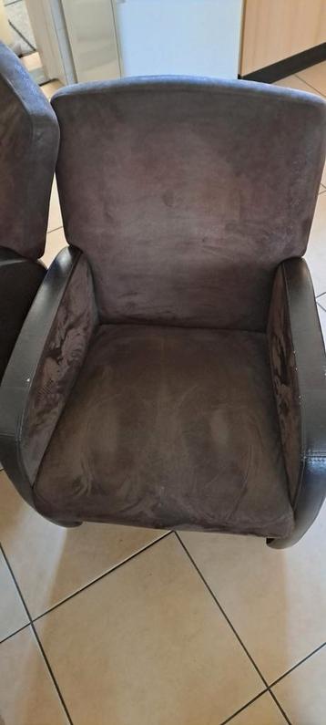 6 bruine stoelen op wieltjes