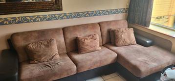 Bruine hoekbank met donkere armleuningen