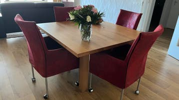 Massief eiken eettafel. 130 x130 x 4 cm.