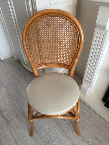 Rotan stoel met webbing rugleuning en beige zitting