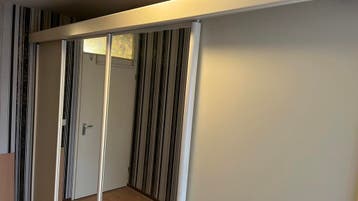 Kledingkast met schuifdeuren en spiegels groot en ruim