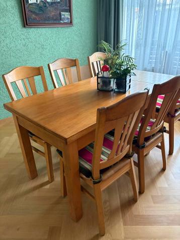 Houten tafel met 6 stoelen