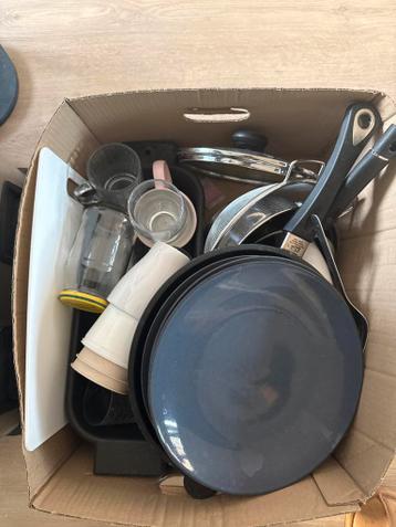 Keukenbenodigdheden: pannen, borden, glazen en meer