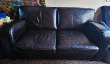 Gratis tweedehandse stoere donkere leren tweëenhalf zitter.