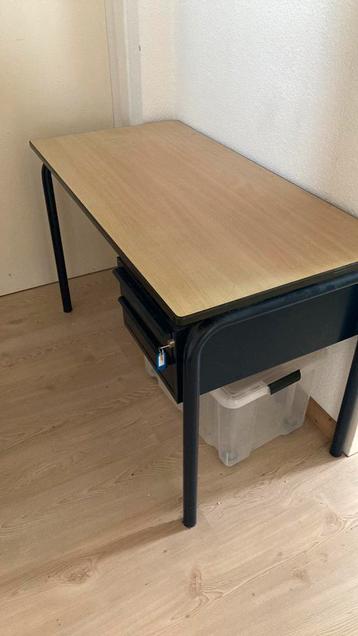 Mooi bureaumet 2 laden