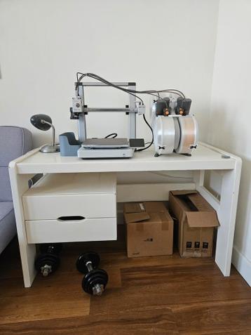 Stevig wit bureau met 2 lades