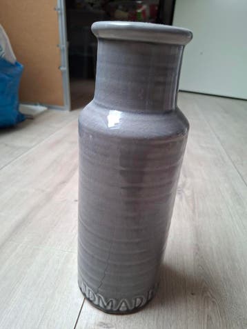 Grijze vaas met 'HANDMADE' opdruk  alleen ophalen